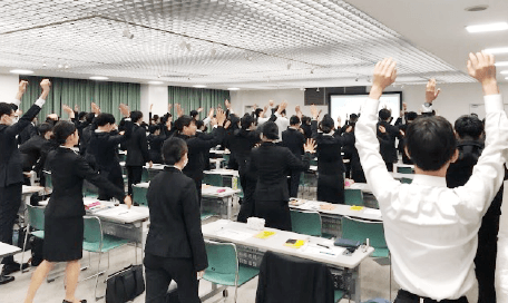 新入社員研修にてANAグループオリジナル体操の様子